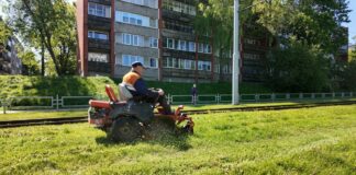 Сотрудник Labiekārtošana-D косит траву на Новом Строении в Даугавпилсе. Фото: Управление коммунального хозяйства