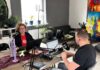 Инна Плавока и Сергей Кузнецов на записи новостного подкаста "Даугавпилс. Стереотипы". 12 июня 2025 года. Фото: Йорен Добкевич / New East