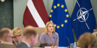 Премьер-министр Латвии Эвика Силиня рассказала журналистам, что уже с 2027 года могут изменить систему выплаты пенсий по выслуге лет. Фото: Майрис Матисонс / Valsts kanceleja