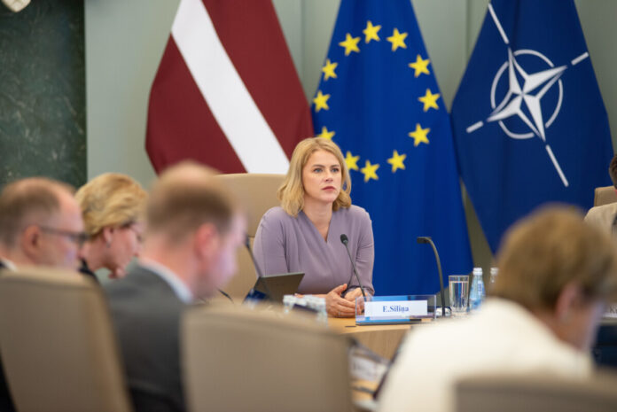 Премьер-министр Латвии Эвика Силиня рассказала журналистам, что уже с 2027 года могут изменить систему выплаты пенсий по выслуге лет. Фото: Майрис Матисонс / Valsts kanceleja Премьер-министр Латвии Эвика Силиня рассказала журналистам, что уже с 2027 года могут изменить систему выплаты пенсий по выслуге лет. Фото: Майрис Матисонс / Valsts kanceleja