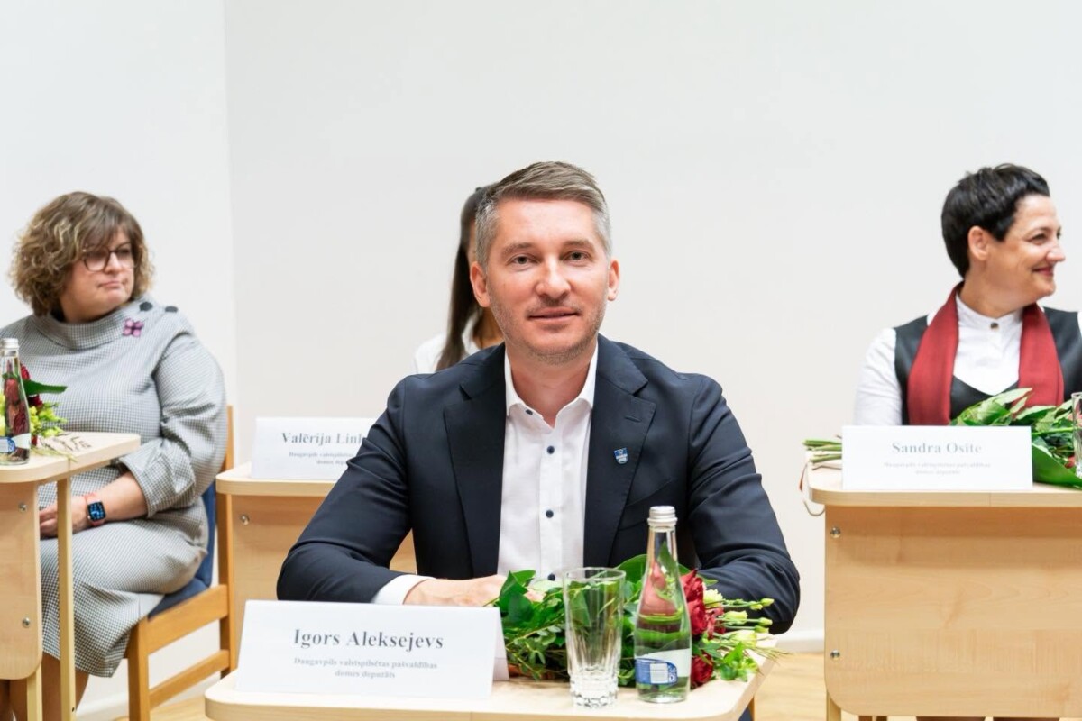 U yaqindan olingan videoda qinini ochib berdi. Rus porno sexy qullar