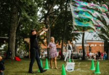 «Пикник искусства» в Лузнавской усадьбе летом 2024 года. Фото: Дагния Бернане / Лузнавская усадьба