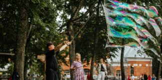 «Пикник искусства» в Лузнавской усадьбе летом 2024 года. Фото: Дагния Бернане / Лузнавская усадьба