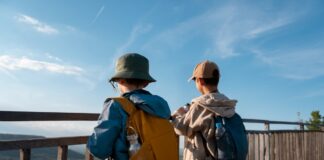 На Manabalss.lv предлагают сократить летние каникулы, но сделать их длиннее в другие сезоны. Иллюстративное фото: Freepik