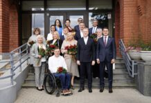 Депутаты нового созыва Даугавпилсской думы, которые будут работать до муниципальных выборов 2029 года. 1 июля 2025 года. Фото: daugavpils.lv