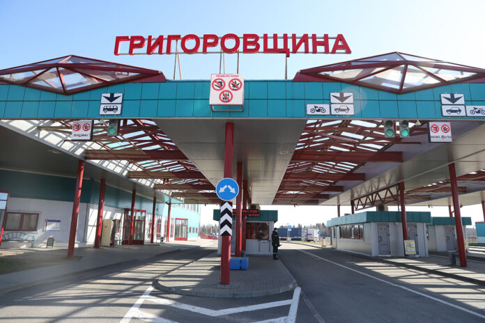 Пункт пропуска "Григоровщина" на границе с Латвией. Пограничный переход "Патерниеки" - "Григоровщина" размещен вблизи деревни Григоровщина в Верхнедвинском районе. Здесь находятся отделения пограничного контроля и пункт таможенного оформления "Бигосово-1". Фото: Группа "Очереди на границе Латвия-Беларусь" в Фейсбуке Пункт пропуска "Григоровщина" на границе с Латвией. Пограничный переход "Патерниеки" - "Григоровщина" размещен вблизи деревни Григоровщина в Верхнедвинском районе. Здесь находятся отделения пограничного контроля и пункт таможенного оформления "Бигосово-1". Фото: Группа "Очереди на границе Латвия-Беларусь" в Фейсбуке