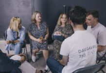 Занятие разговорного клуба латышского языка Parunāsim в Даугавпилсе. Офис New East, 2 июля 2025 года. Фото: Евгений Ратков