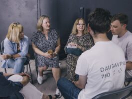 Занятие разговорного клуба латышского языка Parunāsim в Даугавпилсе. Офис New East, 2 июля 2025 года. Фото: Евгений Ратков
