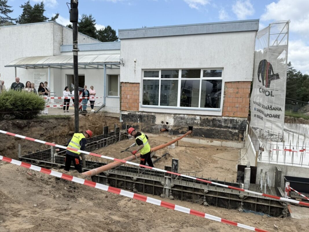Так 1 июля 2025 года в фундамент нового блока лучевой терапии Даугавпилсской региональной больницы заложили капсулу времени. Фото: Анна Луизе Рускуле / Chayka Latviski