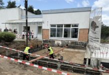 Так 1 июля 2025 года в фундамент нового блока лучевой терапии Даугавпилсской региональной больницы заложили капсулу времени. Фото: Анна Луизе Рускуле / Chayka Latviski