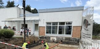 Так 1 июля 2025 года в фундамент нового блока лучевой терапии Даугавпилсской региональной больницы заложили капсулу времени. Фото: Анна Луизе Рускуле / Chayka Latviski