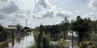 Затопленная территория дачного кооператива Lauku Celtnieks в Науенской волости Аугшдаугавского края. 24 июля 2025 года. Фото: Анна Луизе Рускуле / Chayka Latviski