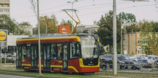 Трамвай в Даугавпилсе, на Новом Строении. 13 октября 2024 года. Фото: Евгений Ратков