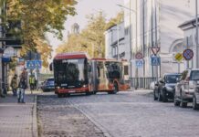 Общественный транспорт в Даугавпилсе (городской автобус №17А). Иллюстративное фото: Евгений Ратков (октябрь 2024 года)
