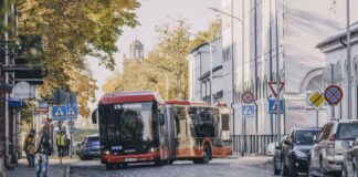 Общественный транспорт в Даугавпилсе (городской автобус №17А). Иллюстративное фото: Евгений Ратков (октябрь 2024 года)
