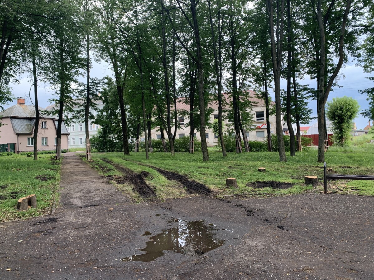 Сквер в микрорайоне Гаёк в Даугавпилсе. 16 июля 2025 года. Фото: Эвелина Майбогина