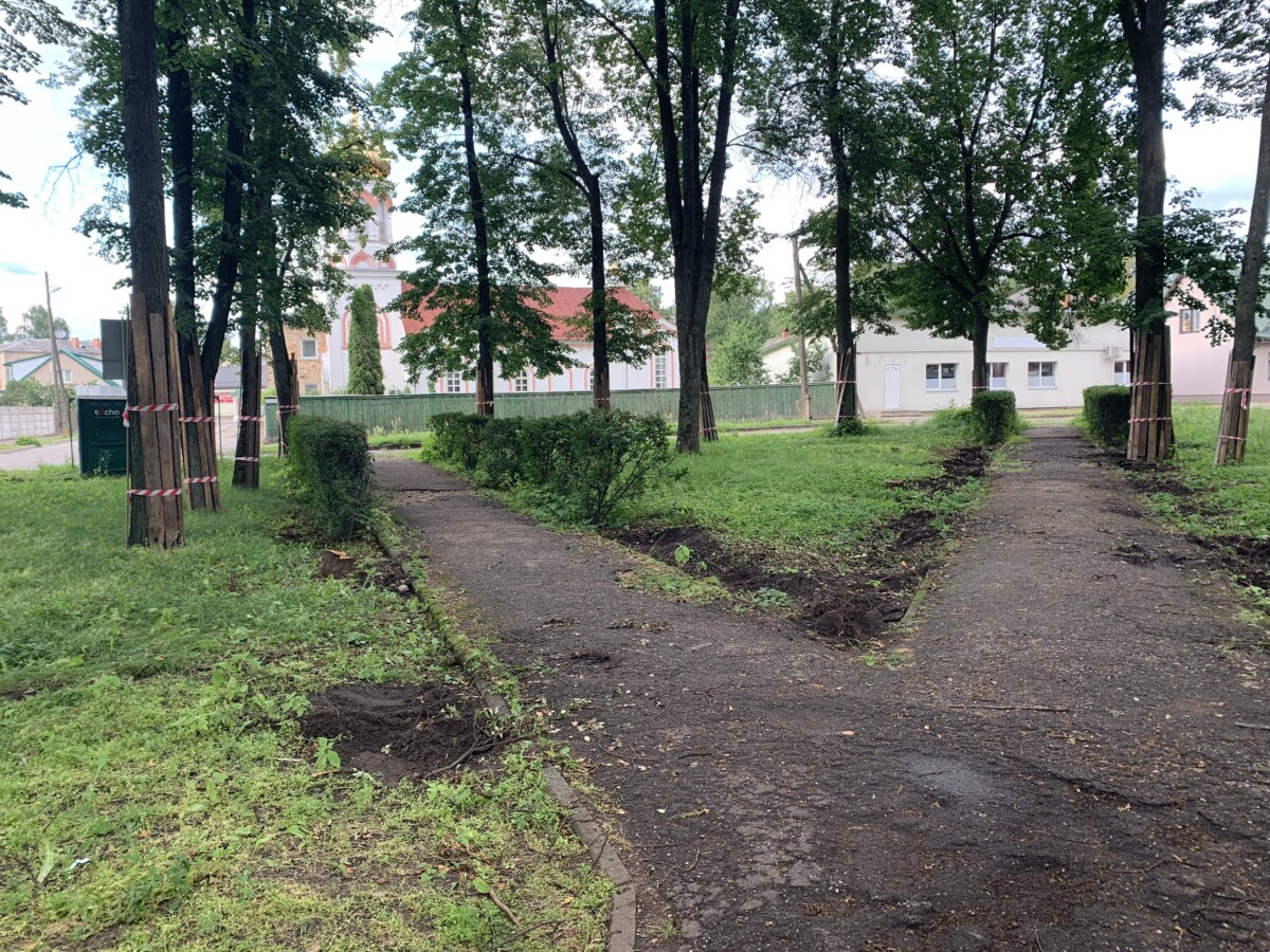 Сквер в микрорайоне Гаёк в Даугавпилсе. 16 июля 2025 года. Фото: Эвелина Майбогина