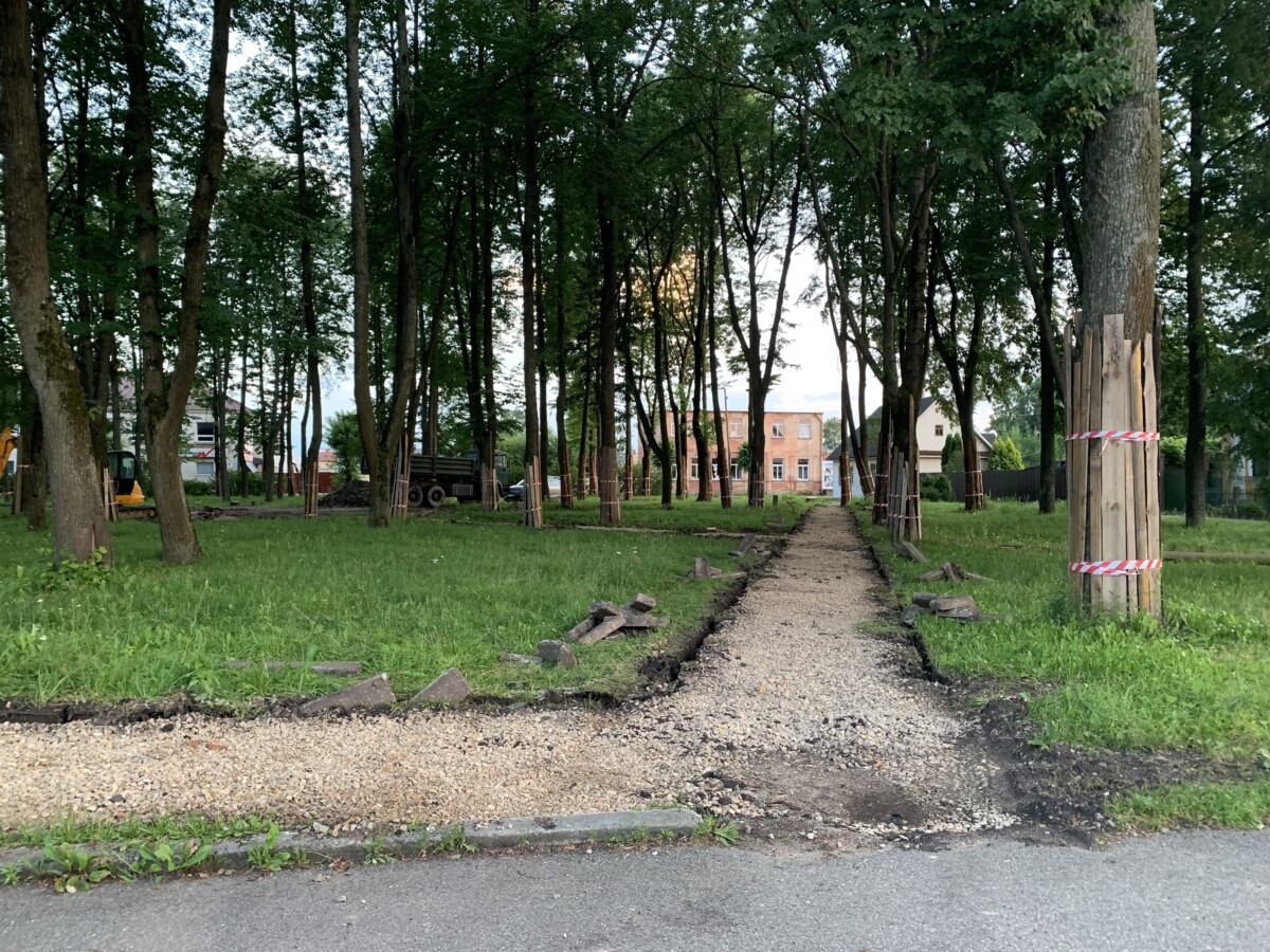 Сквер в микрорайоне Гаёк в Даугавпилсе. 21 июля 2025 года. Фото: Эвелина Майбогина