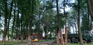 Сквер в микрорайоне Гаёк в Даугавпилсе. 21 июля 2025 года. Фото: Эвелина Майбогина