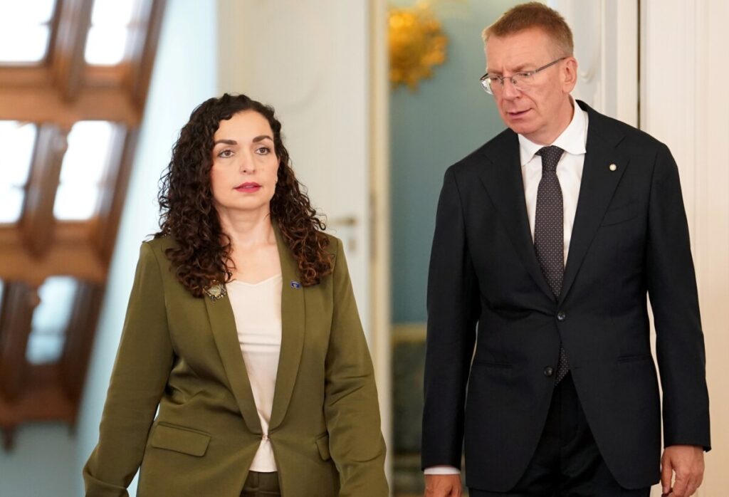 Президент Косово Вьоса Османи-Садриу и президент Латвии Эдгар Ринкевич идут на пресс-конференцию после встречи в Рижском замке. 15 июля 2025 года. Фото: Эдийс Паленс / LETA