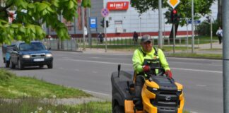 Покос травы в Даугавпилсе на Новом Строении, у сквера Славы. Фото: Управление коммунального хозяйства