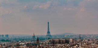 Эйфелева башня в Париже. Фото: Chris Molloy / Pexels
