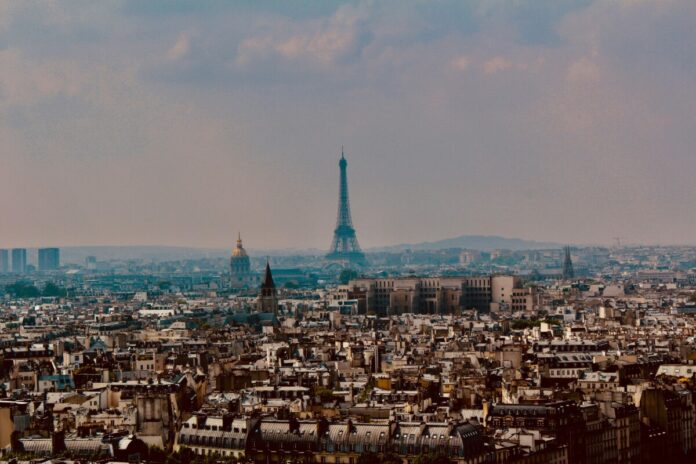Эйфелева башня в Париже. Фото: Chris Molloy / Pexels