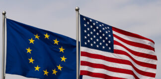 Флаги Евросоюза и США. Иллюстративное изображение