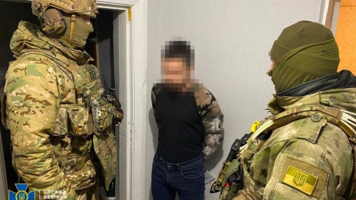 Задержание коллаборанта сотрудниками Службы безопасности Украины. Фото:https: hochuksvoim.com
