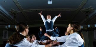Спектакль "Зажги свой свет" (Efera Dance studio, руководитель Елена Орбидане). Фото: Андрей Емельянов / V13 (24 апреля 2025 года)