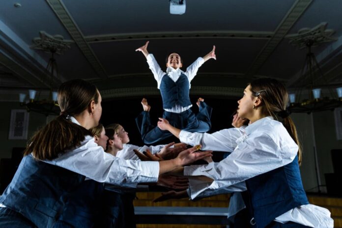 Спектакль "Зажги свой свет" (Efera Dance studio, руководитель Елена Орбидане). Фото: Андрей Емельянов / V13 (24 апреля 2025 года)