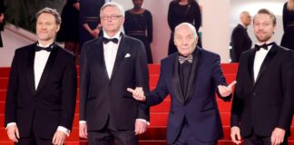 Премьера нового фильма Сергея Лозницы «Два прокурора» состоится в Латвии на фестивале «Балтийская жемчужина», который пройдёт в Риге с 24 по 30 сентября. На фото актёры фильма Анатолий Белый, Александр Филиппенко и Александр Кузнецов и режиссёр фильма Сергей Лозница на Каннском фестивале 14 мая 2025 года. Премьеру фильма 25 сентября творческая команда представит лично. Фото со страницы Festivāls Baltijas Pērle на Фейсбуке
