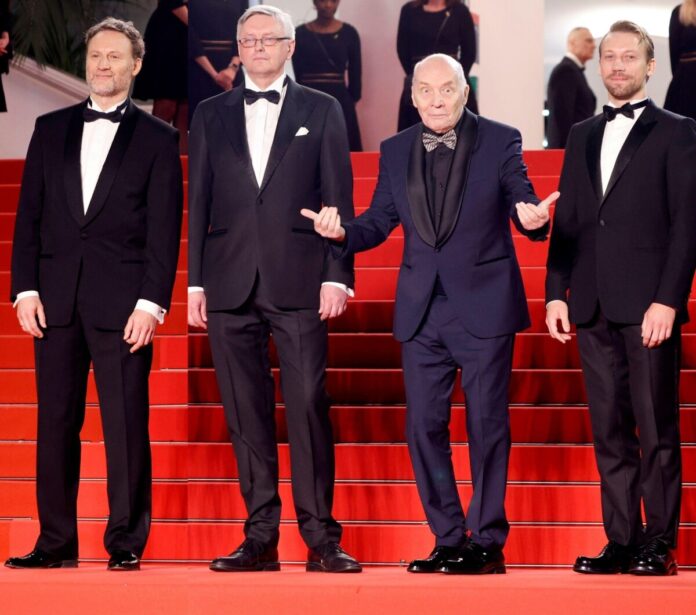 Премьера нового фильма Сергея Лозницы «Два прокурора» состоится в Латвии на фестивале «Балтийская жемчужина», который пройдёт в Риге с 24 по 30 сентября. На фото актёры фильма Анатолий Белый, Александр Филиппенко и Александр Кузнецов и режиссёр фильма Сергей Лозница на Каннском фестивале 14 мая 2025 года. Премьеру фильма 25 сентября творческая команда представит лично. Фото со страницы Festivāls Baltijas Pērle на Фейсбуке Премьера нового фильма Сергея Лозницы «Два прокурора» состоится в Латвии на фестивале «Балтийская жемчужина», который пройдёт в Риге с 24 по 30 сентября. На фото актёры фильма Анатолий Белый, Александр Филиппенко и Александр Кузнецов и режиссёр фильма Сергей Лозница на Каннском фестивале 14 мая 2025 года. Премьеру фильма 25 сентября творческая команда представит лично. Фото со страницы Festivāls Baltijas Pērle на Фейсбуке
