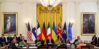 Президент Дональд Трамп принимает президента Украины Владимира Зеленского и европейских союзников в Белом доме во время многосторонней встречи по прекращению войны в Украине. 18 августа 2025 года. Фото: Official White House Photo by Daniel Torok