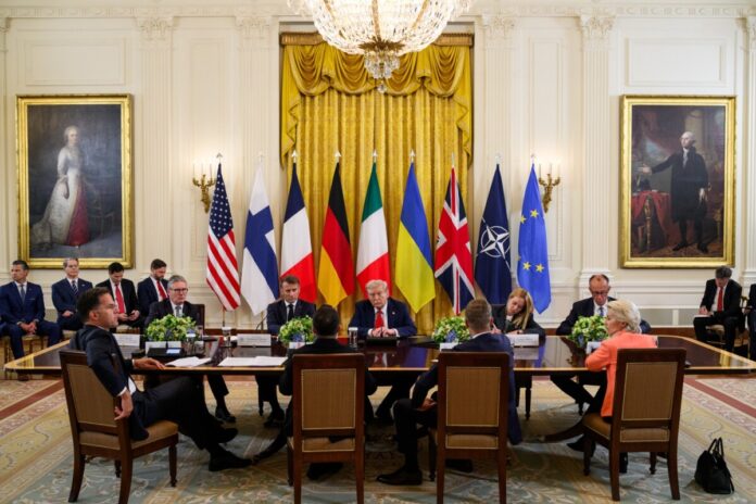 Президент Дональд Трамп принимает президента Украины Владимира Зеленского и европейских союзников в Белом доме во время многосторонней встречи по прекращению войны в Украине. 18 августа 2025 года. Фото: Official White House Photo by Daniel Torok Президент Дональд Трамп принимает президента Украины Владимира Зеленского и европейских союзников в Белом доме во время многосторонней встречи по прекращению войны в Украине. 18 августа 2025 года. Фото: Official White House Photo by Daniel Torok