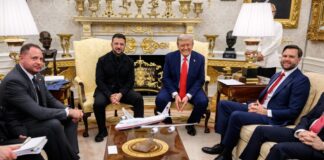 Президент Украины Владимир Зеленский и президент США Дональд Трамп в Овальном кабинете Белого дома на встрече по мирному урегулированию войны в Украине. 18 августа 2025 года. Фото: Official White House Photo by Daniel Torok
