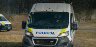 В Даугавпилсе нашли мужчину с более чем 70 ножевыми ранениями. Полиция задержала двоих подозреваемых Полиция. Фото: Valsts policija