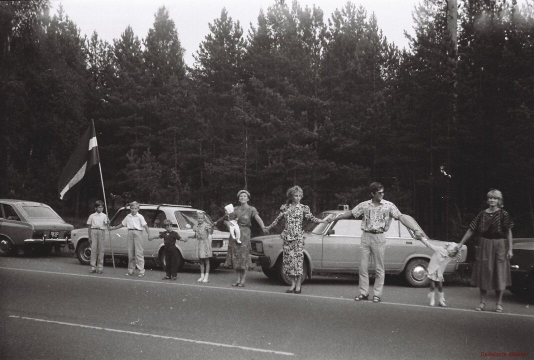 Акция "Балтийсикй путь". 23 августа 1989 года. Фото: Национальный музей истории Латвии