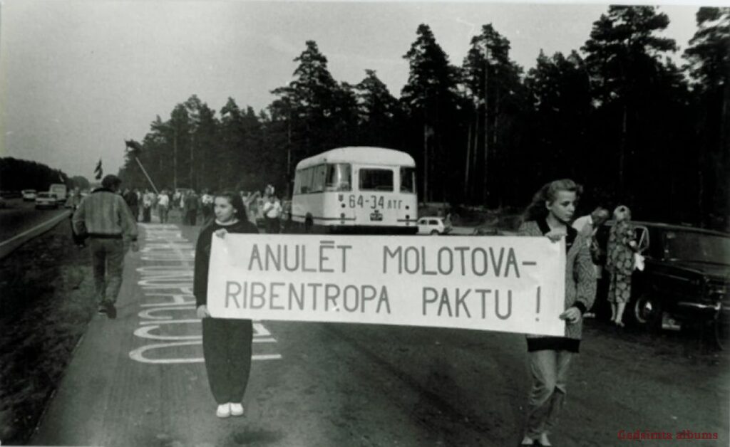 Акция "Балтийсикй путь". 23 августа 1989 года. Фото: Национальный музей истории Латвии