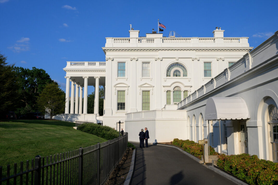Президент Дональд Трамп прогуливается с главой аппарата президента Сьюзи Уайлс по северной стороне Белого дома. 21 июля 2025 года. Фото: Joyce N. Boghosian / The White House