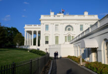Президент Дональд Трамп прогуливается с главой аппарата президента Сьюзи Уайлс по северной стороне Белого дома. 21 июля 2025 года. Фото: Joyce N. Boghosian / The White House