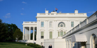 Президент Дональд Трамп прогуливается с главой аппарата президента Сьюзи Уайлс по северной стороне Белого дома. 21 июля 2025 года. Фото: Joyce N. Boghosian / The White House