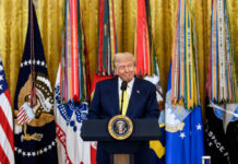Президент США Дональд Трамп выступает с речью на церемонии по случаю Национального дня «Пурпурного сердца». 7 августа 2025 года. Официальное фото Белого дома, Джойс Н. Богосян