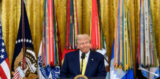 Накануне встречи Трампа и Путина на Аляске с президентом США поговорят европейские лидеры и Зеленский Президент США Дональд Трамп выступает с речью на церемонии по случаю Национального дня «Пурпурного сердца». 7 августа 2025 года. Официальное фото Белого дома, Джойс Н. Богосян