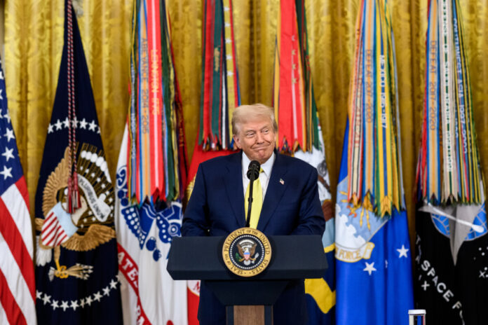 Президент США Дональд Трамп выступает с речью на церемонии по случаю Национального дня «Пурпурного сердца». 7 августа 2025 года. Официальное фото Белого дома, Джойс Н. Богосян Президент США Дональд Трамп выступает с речью на церемонии по случаю Национального дня «Пурпурного сердца». 7 августа 2025 года. Официальное фото Белого дома, Джойс Н. Богосян