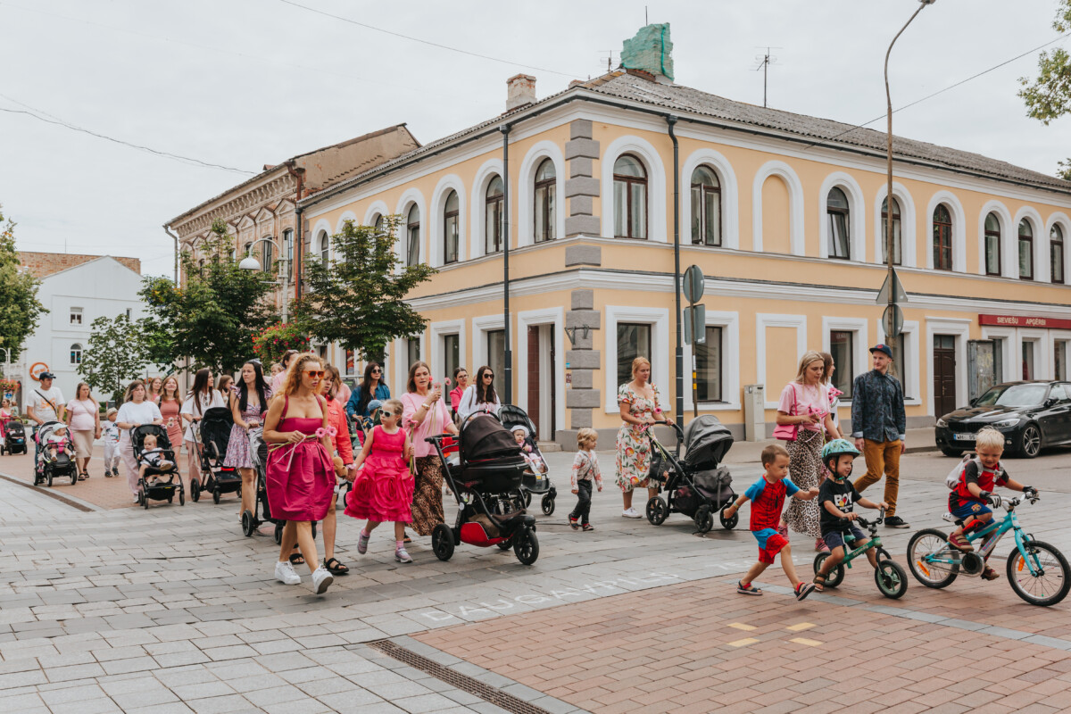 Участники мероприятия в поддержку грудного вскармливания. Даугавпилс, 2 августа 2025 года. Фото: Ирина Маскаленко