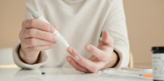 Сахарный диабет – хроническое заболевание, которое характеризуется повышенным уровнем сахара в крови из-за недостаточной выработки инсулина или неспособности организма использовать инсулин. Иллюстративное Фото: Артём Подрез / Pexels