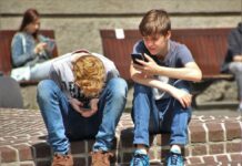 Подростки с телефонами. Иллюстративное фото: pexels.com