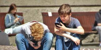 Подростки с телефонами. Иллюстративное фото: pexels.com