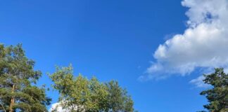 Парковки на улице Стропу, у центрального пляжа на озере Большие Стропы. Фото читателя